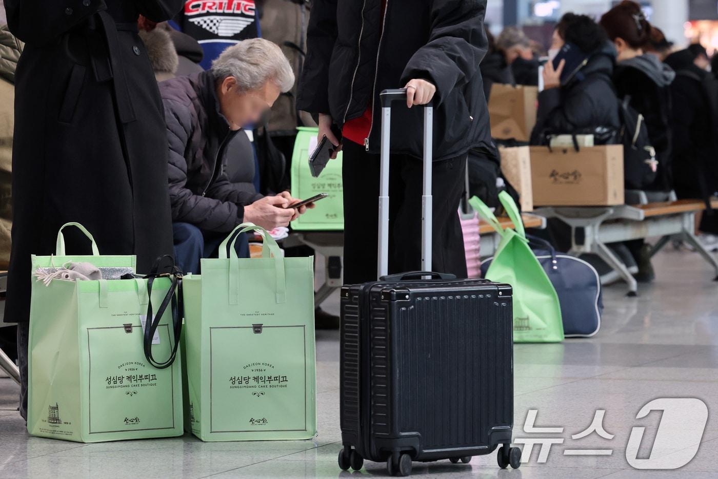 본문 이미지 - 설 연휴를 하루 앞둔 13일 오전 대전 동구 대전역에서 시민들이 열차를 기다리고 있다. 2026.2.13 ⓒ 뉴스1 김기태 기자
