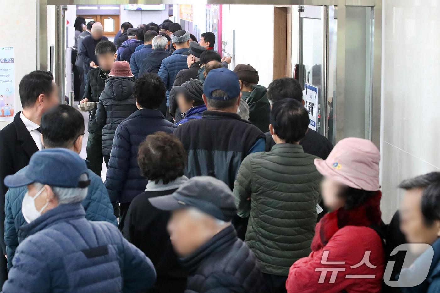 본문 이미지 - 대구 달서구 성서노인종합복지관에서 설맞이 특식 떡만둣국을 맛보려는 어르신들이 길게 줄지어 차례를 기다리고 있다. 2026.2.13 ⓒ 뉴스1 공정식 기자