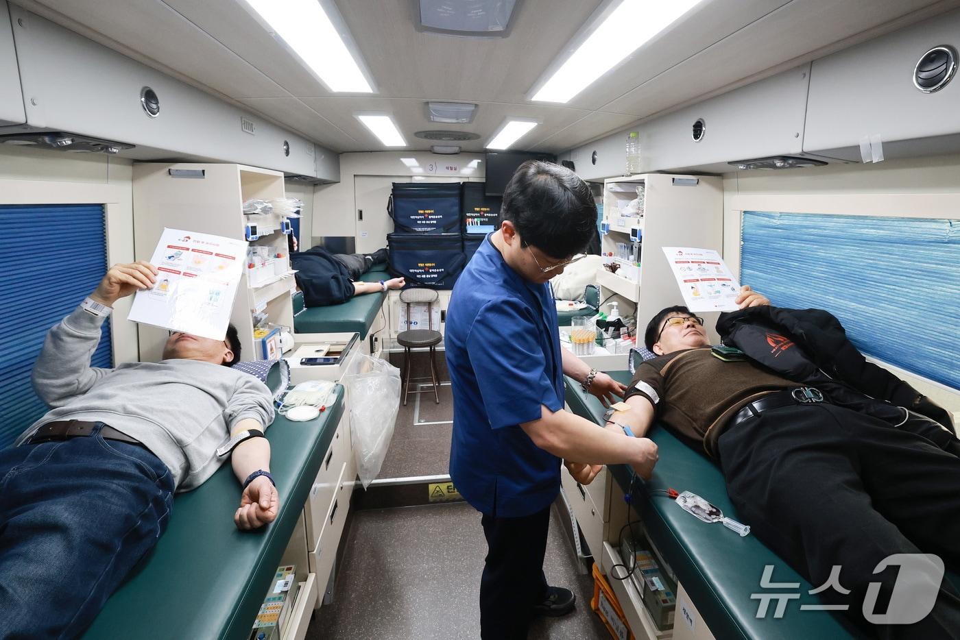 본문 이미지 - 유성구청 직원들이 헌혈에 동참하고 있다.(유성구 제공. 재판매 및 DB금지)/뉴스1