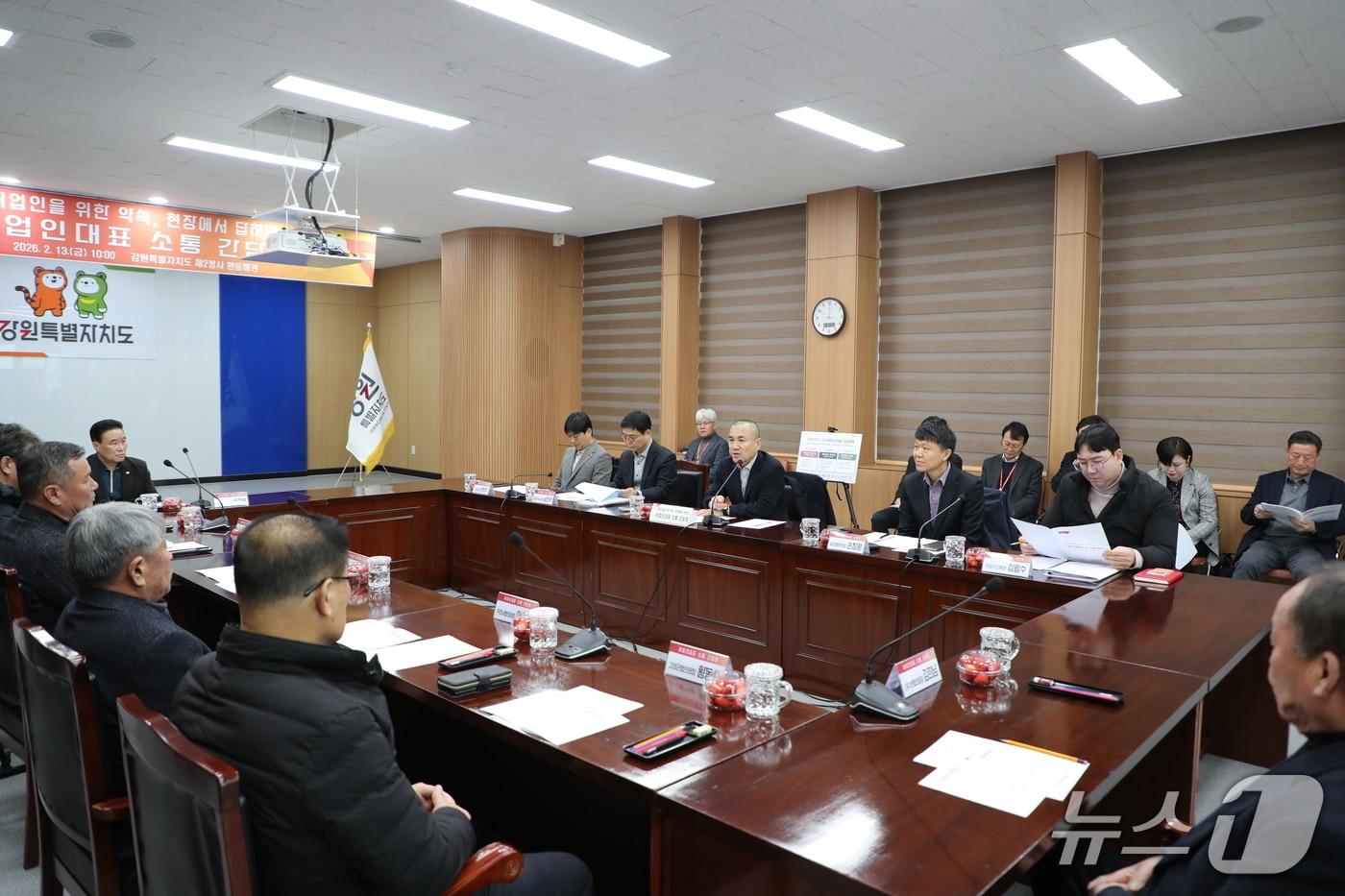 본문 이미지 - 김진태 강원도지사가 13일 오전 강원도청 강릉 제2청사 환동해관에서 어업인 대표들과 만나 애로사항을 청취하고 있다.(강원도 제공, 재판매 및 DB 금지) 2026.2.13/뉴스1