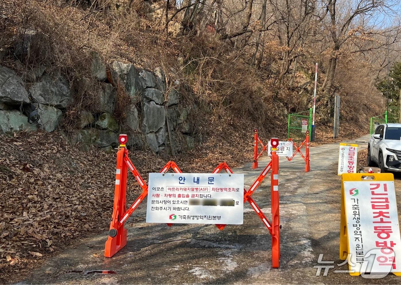 본문 이미지 - 경북 김천시 구성면에 있는 한 양돈농장에서 13일 아프리카돼지열병이 발생해 당국이 방역 및 종사자와 차량 이동제한 조치에 나섰다. (김천시 제공. 재판매 및 DB금지)/뉴스1