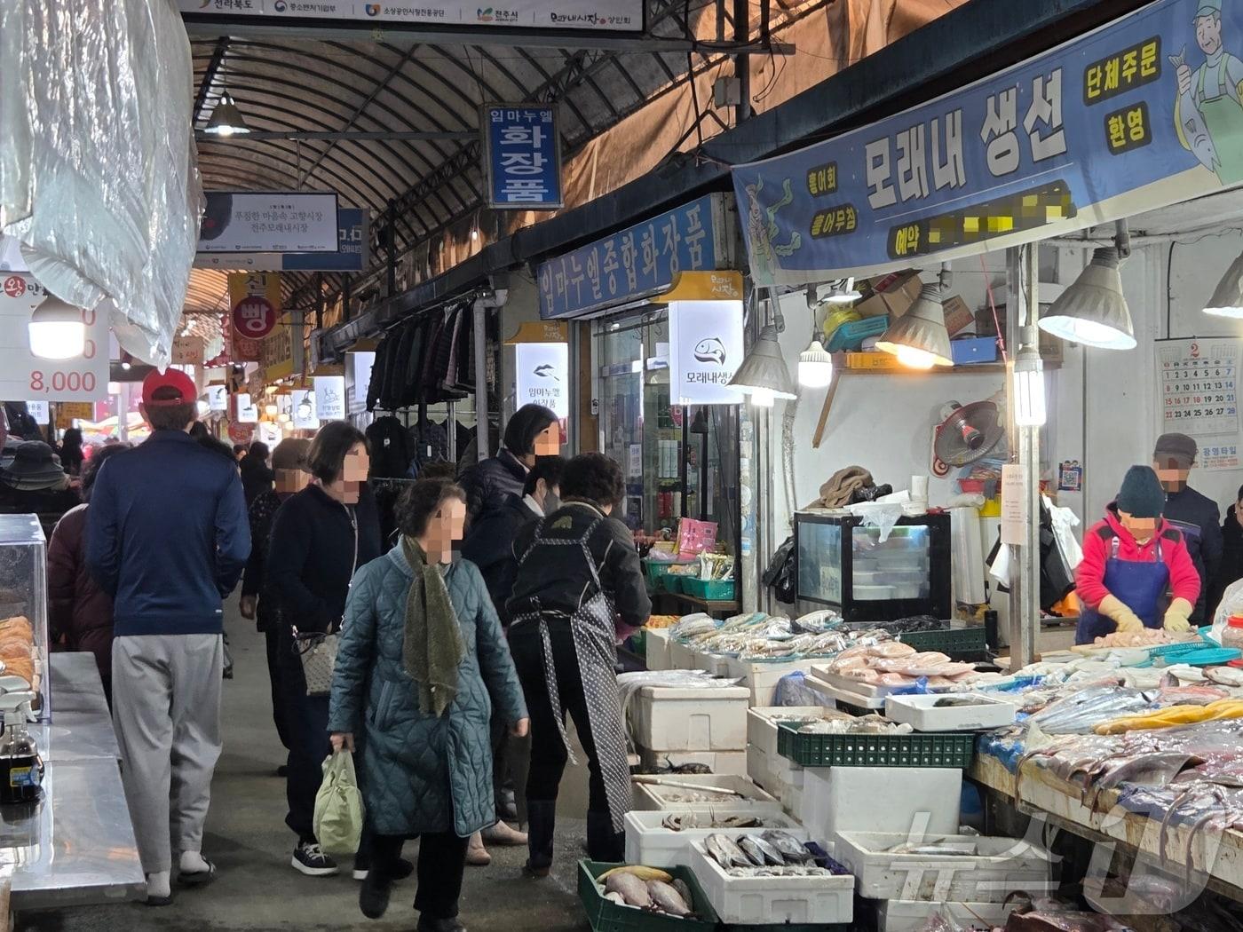 본문 이미지 - 13일 오전 10시께 전북 전주시 덕진구 모래내시장에서 사람들이 장을 보고 있다.2026.2.13 문채연 기자 ⓒ 뉴스1 문채연 기자