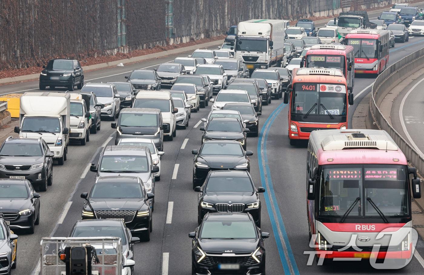 본문 이미지 - 설 연휴를 하루 앞둔 13일 서울 서초구 잠원IC 인근 경부고속도로 하행선이 정체를 빚고 있다. 2026.2.13 ⓒ 뉴스1 이호윤 기자