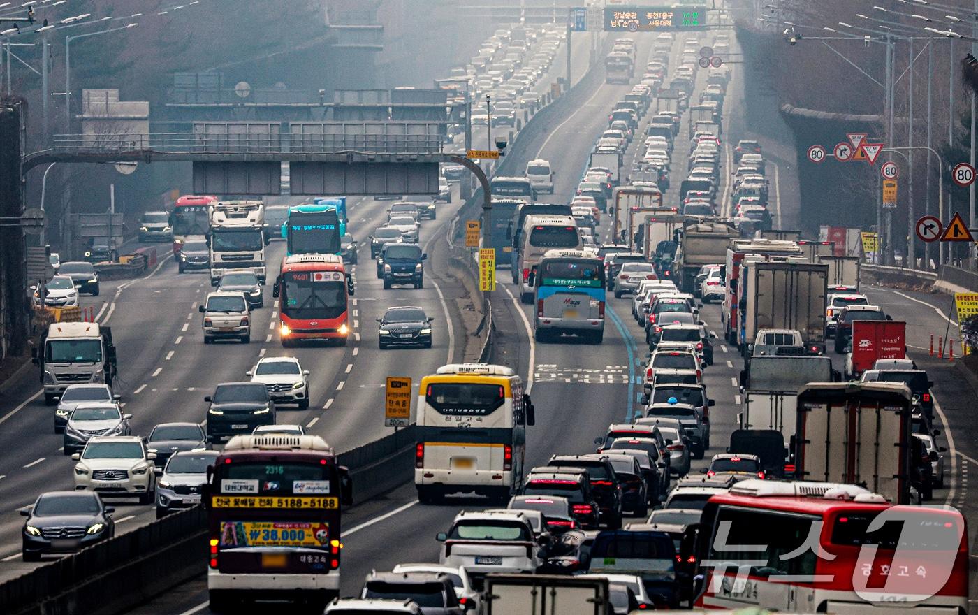 본문 이미지 - 설 연휴를 하루 앞둔 13일 서울 서초구 잠원IC 인근 경부고속도로 하행선이 정체를 빚고 있다. 2026.2.13 ⓒ 뉴스1 이호윤 기자