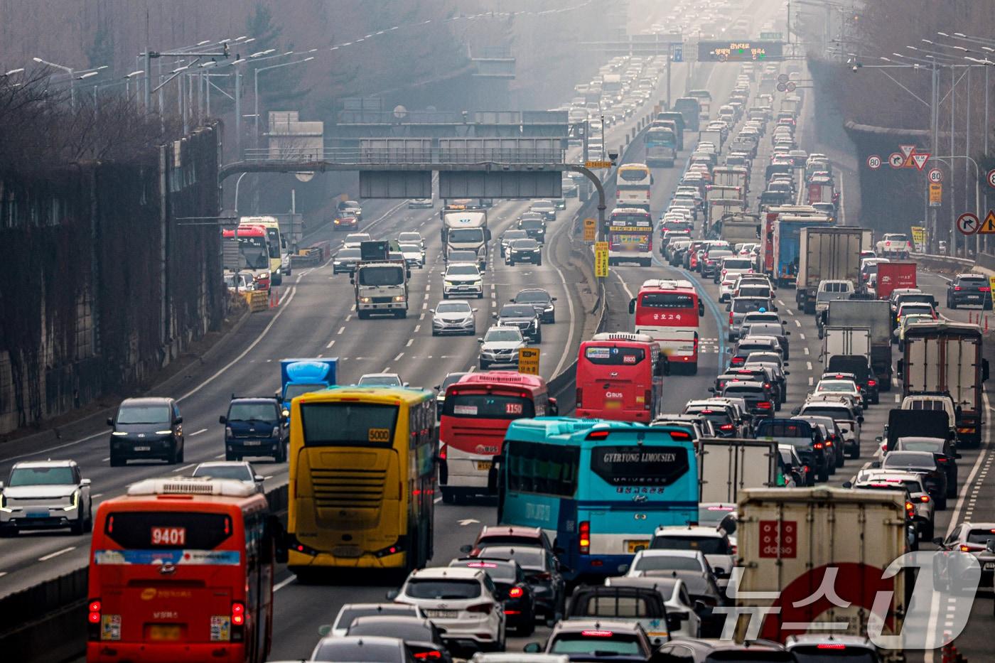본문 이미지 - 설 연휴를 하루 앞둔 13일 서울 서초구 잠원IC 인근 경부고속도로 하행선이 정체를 빚고 있다. 2026.2.13 ⓒ 뉴스1 이호윤 기자