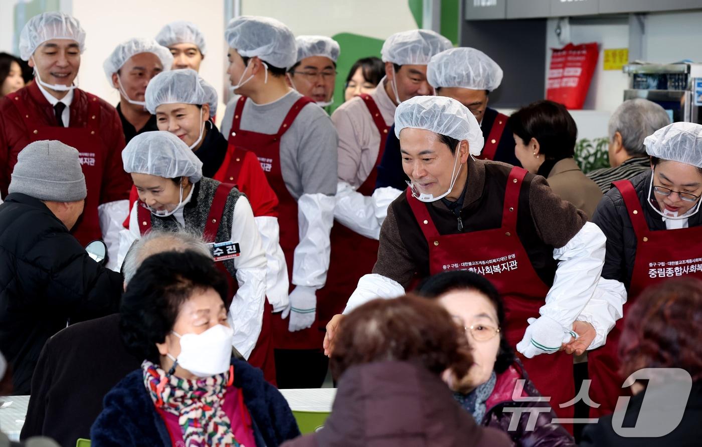본문 이미지 - 장동혁 국민의힘 대표와 약자와의동행위원회 위원들이 지난 13일 오전 서울 중구 중림종합사회복지관에서 설맞이 배식 봉사활동을 하고 있다. (공동취재) 2026.2.13 ⓒ 뉴스1 김명섭 기자