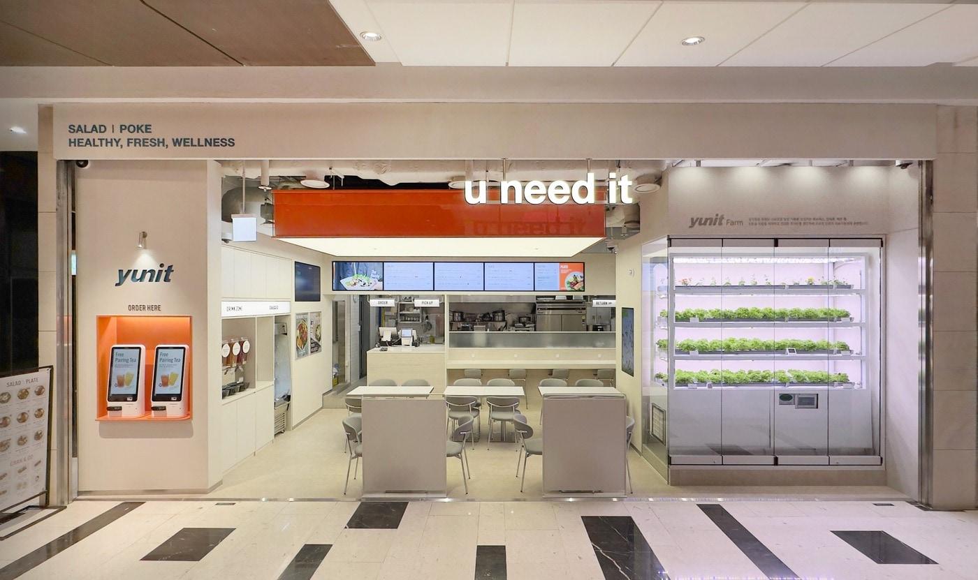 본문 이미지 - 2월 13일 리뉴얼 오픈한 윤잇 IFC몰점 전경. 스마트팜 '윤잇팜'을 매장 전면에, 오더존을 입구 왼쪽에 배치해 고객 동선을 직관적으로 구성했다. 사진=SB성보 제공