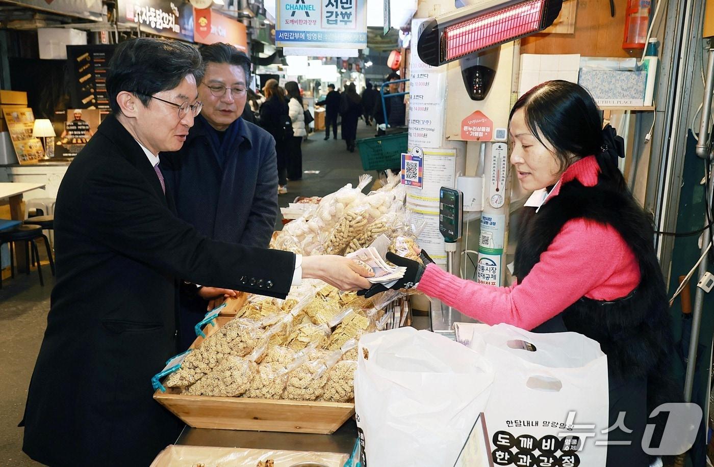 본문 이미지 - 이억원 금융위원장은 13일 오전 서울 종로구 통인시장을 방문해 시장 상인들로부터 최근 전통시장 설 경기와 애로사항을 청취하며 금융위가 추진하고 있는 상인들에 대한 민생금융지원 방안에 대해 이야기를 나누었다. 26.02.13 / 사진제공=금융위원회