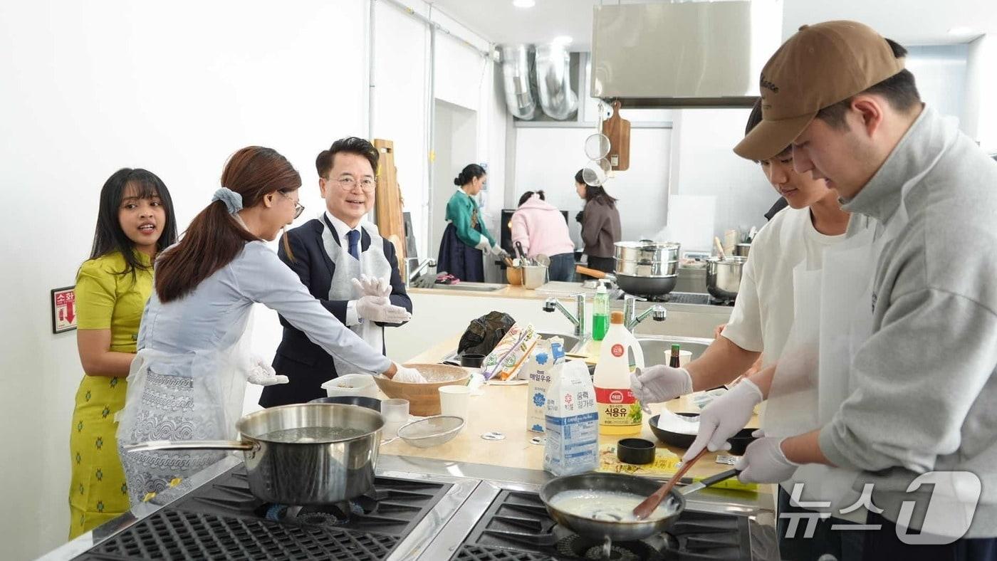 본문 이미지 - 강원 춘천시, 설 맞아 외국인 유학생 초청 식문화 교류 행사.(춘천시 제공, 재판매 및 DB금지)