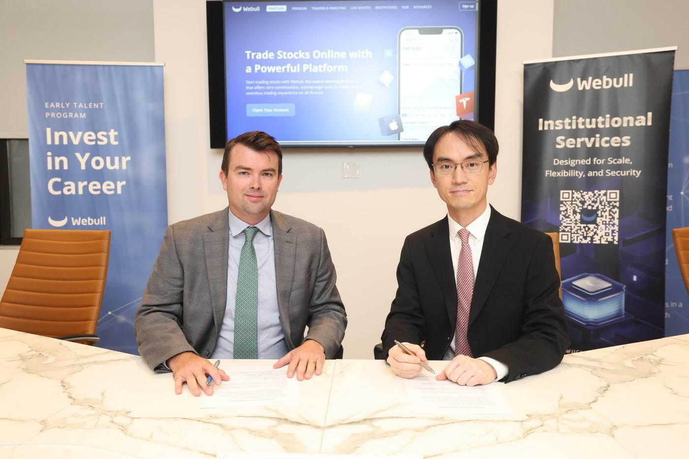 본문 이미지 - 이윤구 키움증권 USA 대표(오른쪽)와 잭 키팅(Jack Keating) 위불 테크놀로지스(Webull Technologies) CEO가 지난 12일(현지시간) 미국 뉴욕 위불 본사에서 업무 협약식을 맺고 기념촬영을 하고 있다.(키움증권 제공)