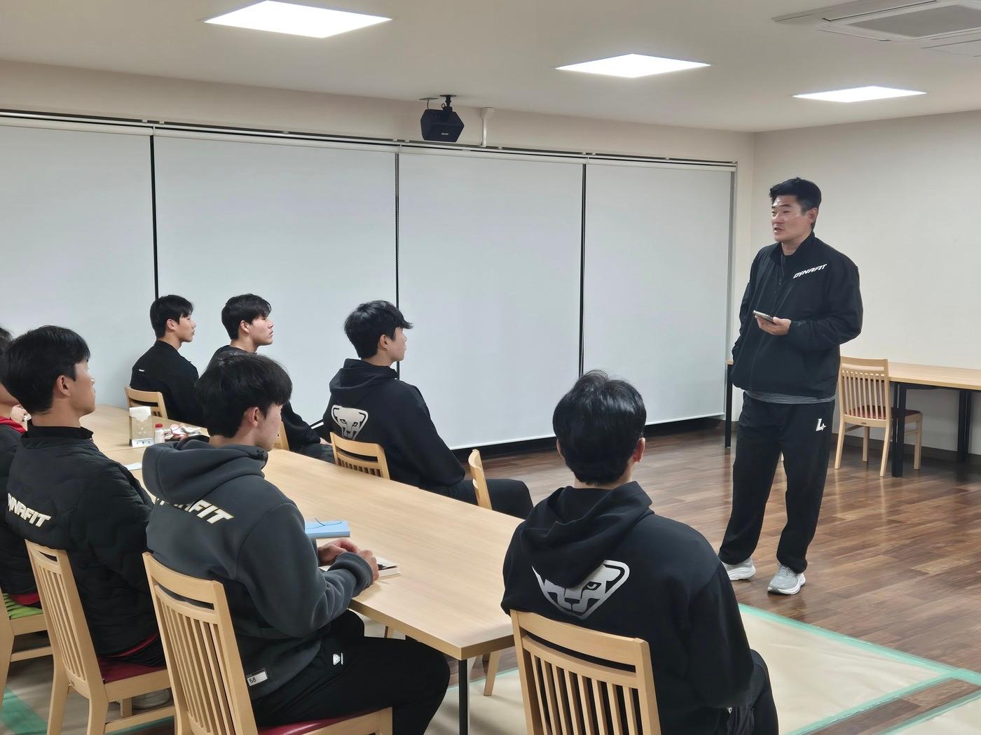 본문 이미지 - SSG 랜더스 투수 노경은이 일본 미야자키에서 후배들을 위한 멘토링 강연을 진행했다. (SSG 랜더스 제공)