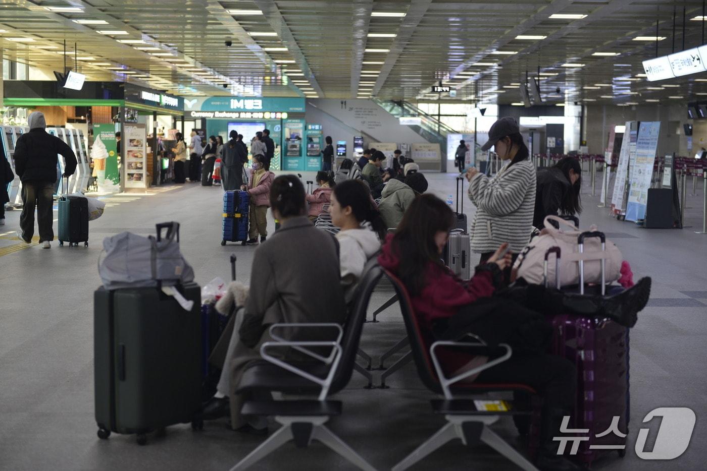 본문 이미지 - 설 연휴를 앞둔 13일 오후 대구 동구 대구국제공항에서 이용객들이 대기하고 있다. 2026.2.13 ⓒ 뉴스1 이성덕 기자