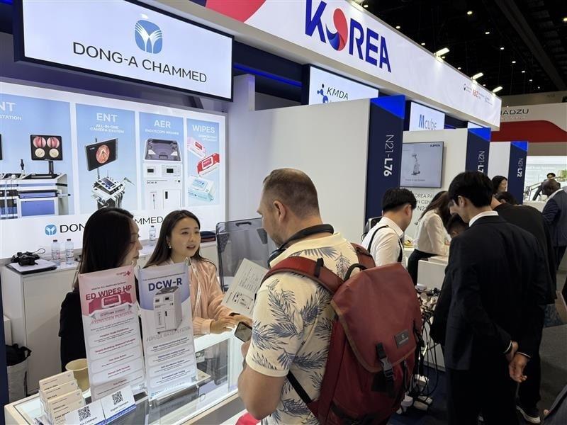 본문 이미지 -  동아참메드 임직원이 WHX Dubai 2026 동아참메드 부스를 찾은 관람객에게 동아참메드의 제품을 소개하고 있다.(동아참메드 제공)