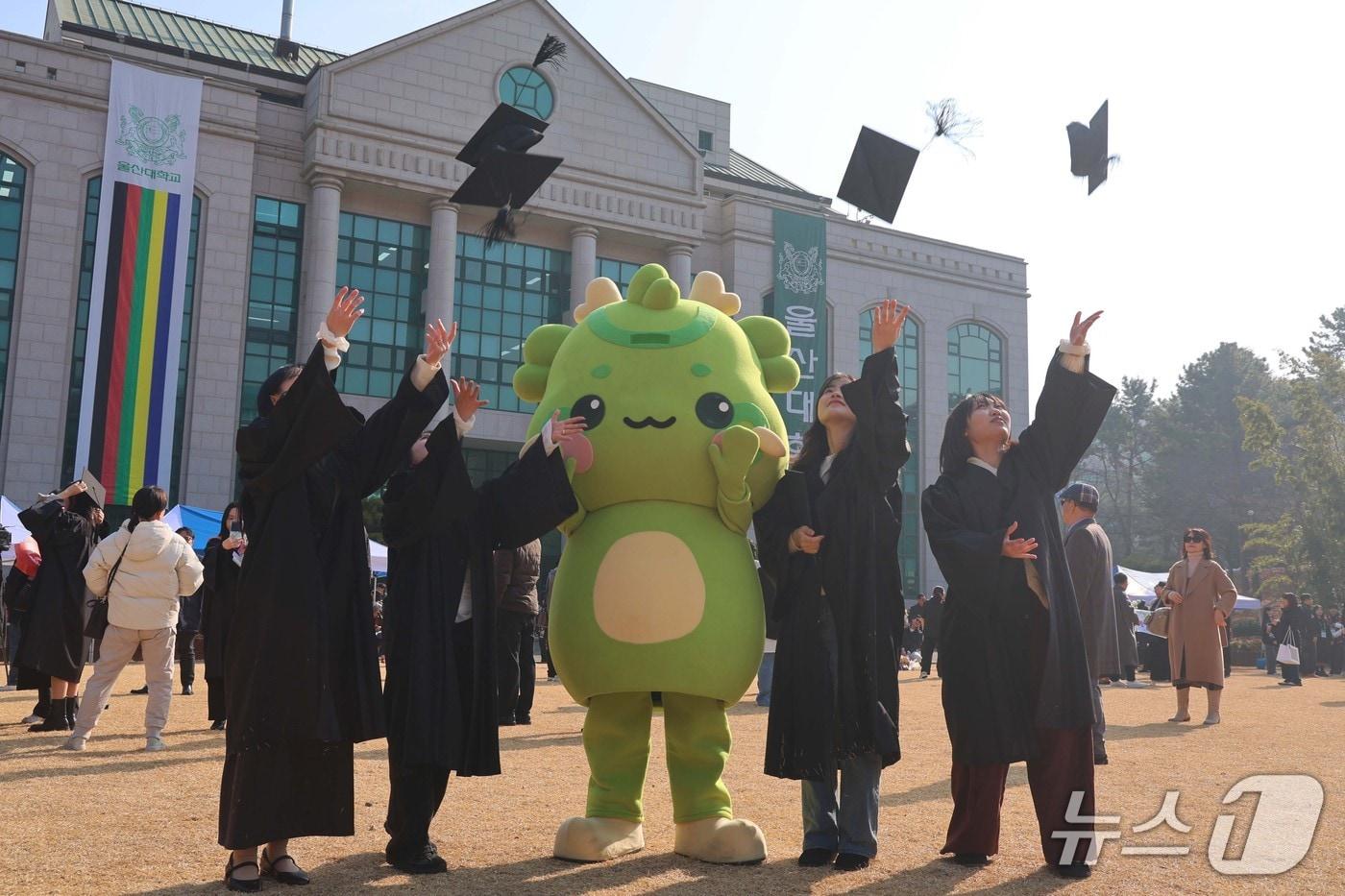 본문 이미지 - 13일 울산대에서 학위수여식이 열리고 있다. (울산대 제공. 재판매 및 DB 금지) /뉴스1