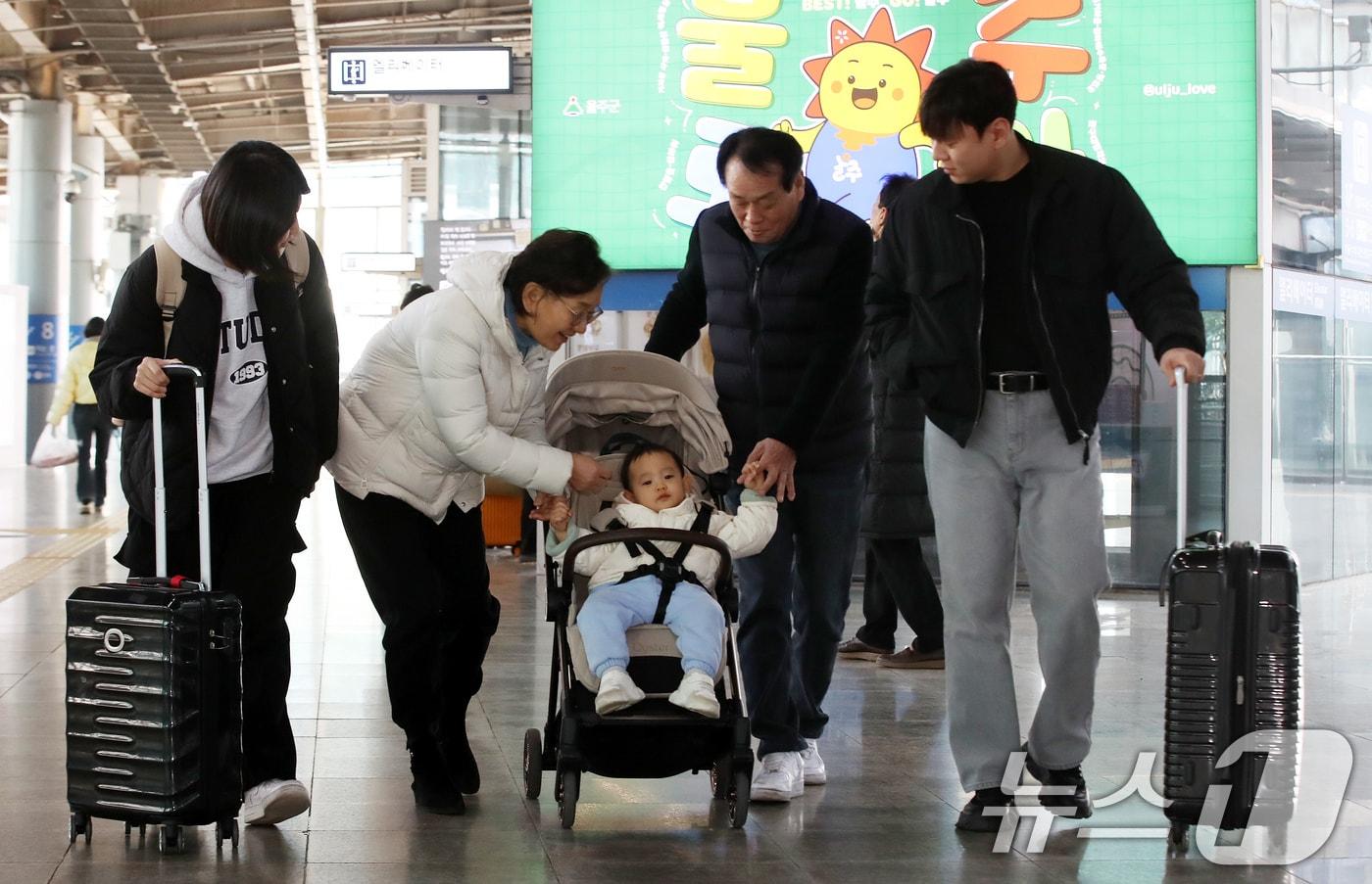 본문 이미지 - 설 연휴를 하루 앞둔 24일 오후 부산 동구 부산역에서 귀성한 가족을 마중 나온 할아버지와 할머니가 손자를 반갑게 맞이하고 있다. 2026.2.13 ⓒ 뉴스1 윤일지 기자