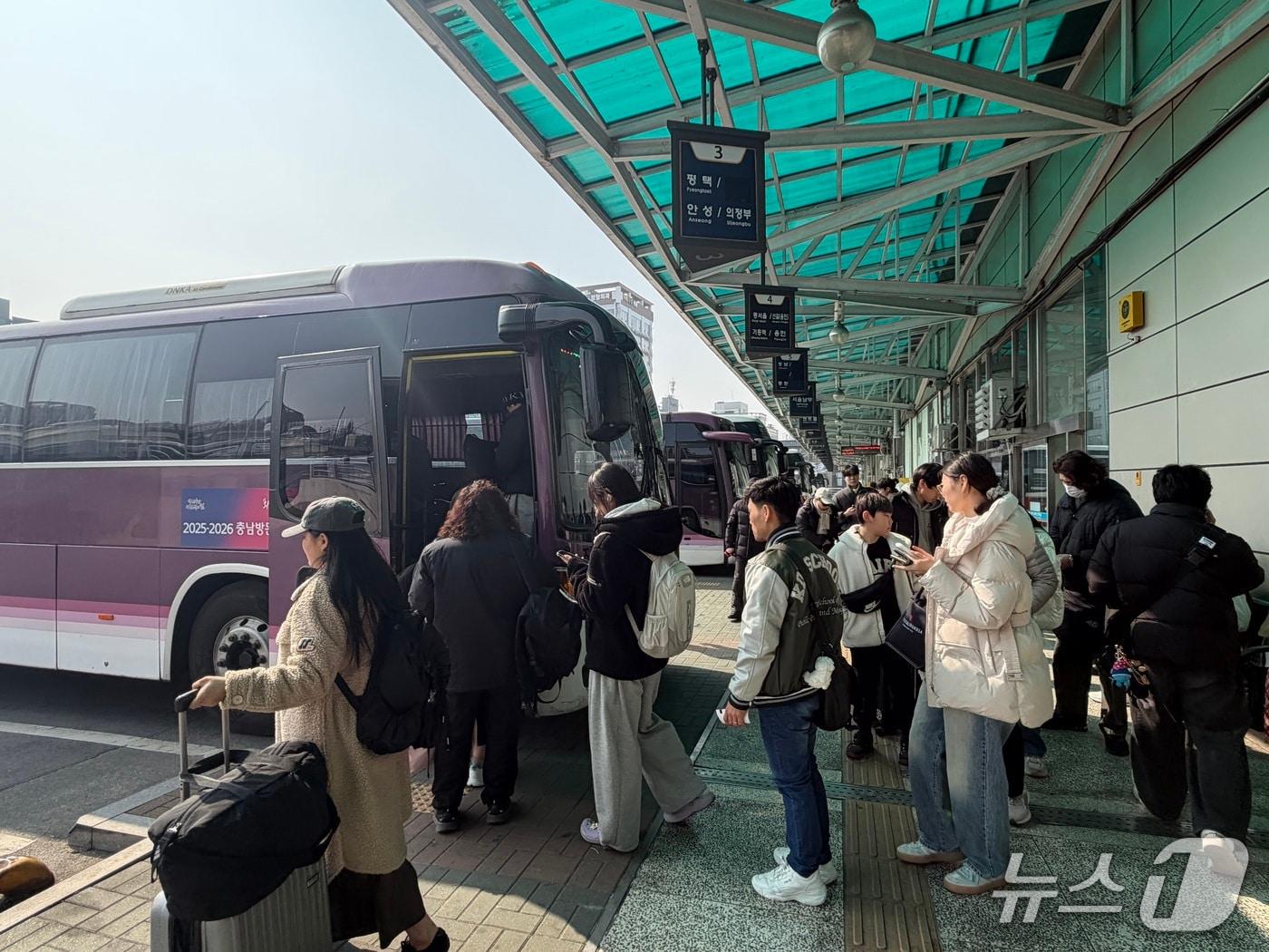 본문 이미지 - 설 연휴를 하루 앞둔 13일 오후 들어 귀성이 본격적으로 시작되면서 충북 청주시외버스터미널이 귀성객의 발길로 북적이고 있다.2026.2.13/뉴스1 장예린 기자