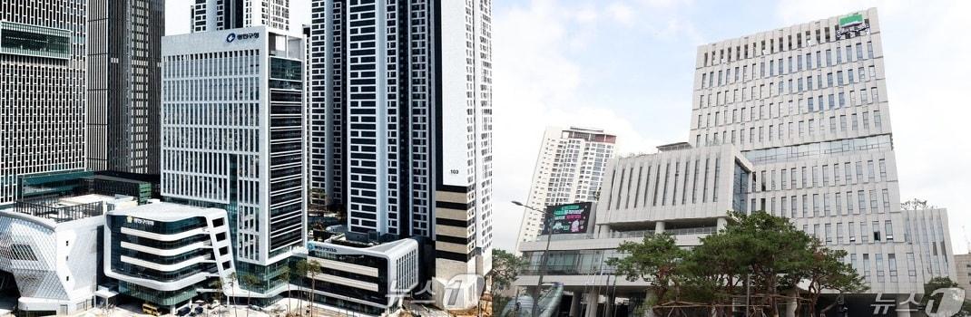 본문 이미지 - 광진구청(왼쪽)과 동작구청 신청사