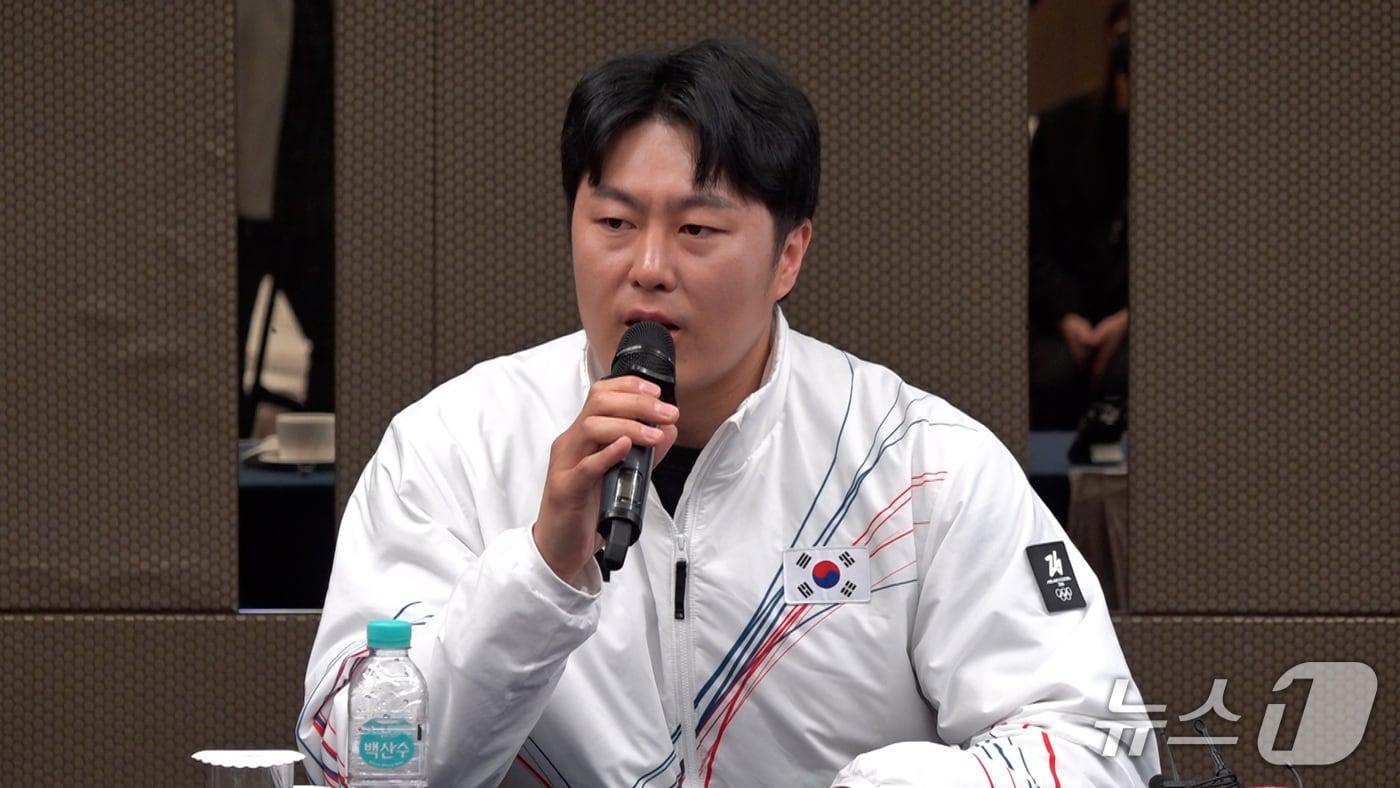 본문 이미지 - 한국 스노보드 국가대표 김상겸 선수가 13일 강원도 정선 하이원그랜드호텔 다이아몬드룸에서 열린 2026 밀라노·코르티나 동계올림픽 포상금 수여식에서 질문에 대답하고 있다.