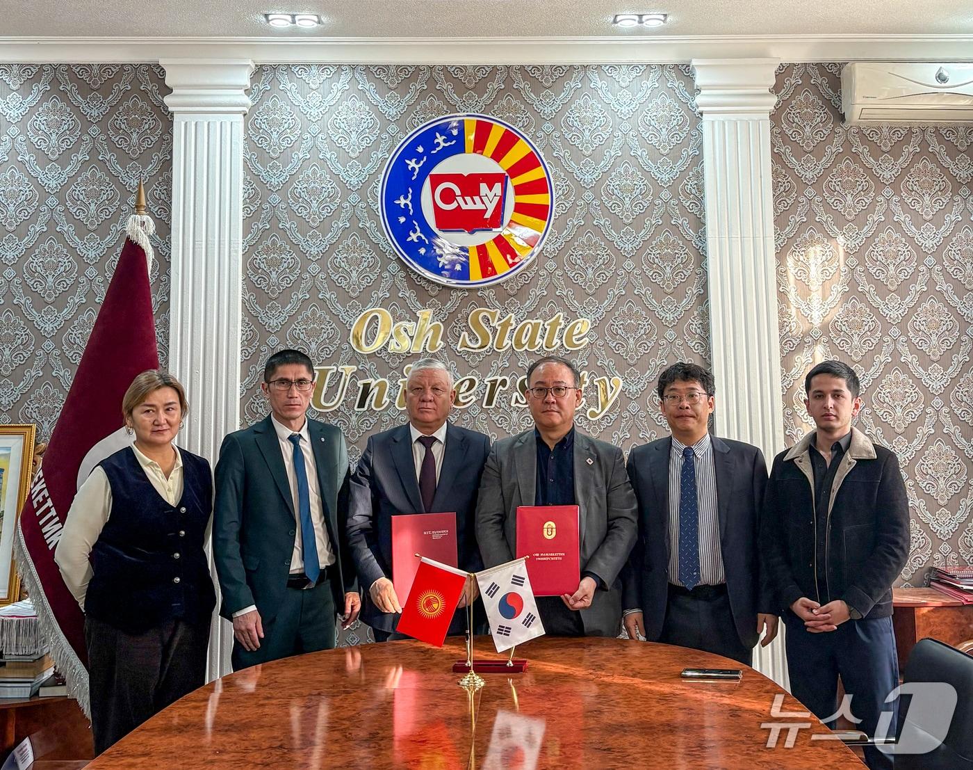 본문 이미지 - 경남정보대학교는 최근 중앙아시아를 방문해 현지 대학 4곳과 해외 우수 인재 유치를 위한 업무협약을 체결한 가운데 참석자들이 기념촬영을 하고 있다. (경남정보대 제공. 재판매 및 DB 금지)