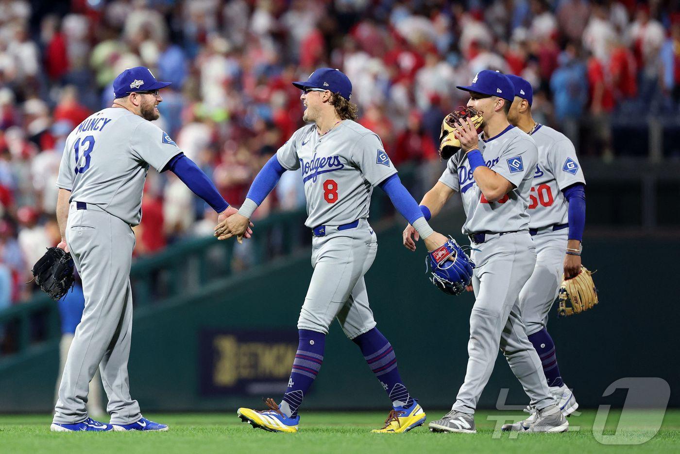 본문 이미지 - LA 다저스 유니폼을 계속 입는 맥스 먼시(맨 왼쪽)와 엔리케 에르난데스(왼쪽에서 두 번째). ⓒ AFP=뉴스1