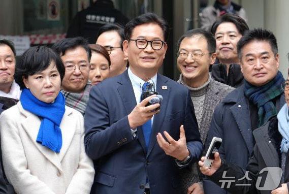 본문 이미지 - 송영길 소나무당 대표가 13일 서울 서초구 고등법원에서 더불어민주당 전당대회 돈봉투 의혹 사건과 관련, 특정범죄가중처벌법상 뇌물 혐의 항소심 무죄를 선고받은 뒤 소감을 말하고 있다. 송 대표는 "소나무당을 해산하고 민주당으로 복당하겠다＂고 알렸다. (소나무당 제공. 재판매 및 DB 금지) 2026.2.13 ⓒ 뉴스1