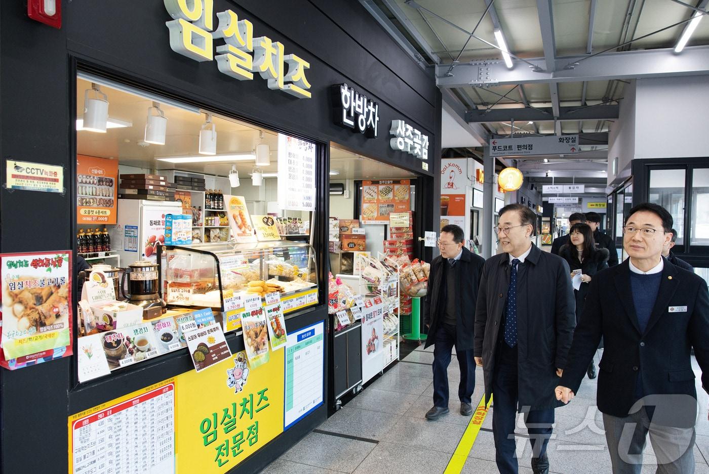 본문 이미지 - 김윤덕 국토교통부 장관이 경부고속도로 내 휴게소를 찾아 운영 실태를 점검하고 있다. (국토교통부 제공. 재판매 및 DB 금지)  ⓒ 뉴스1