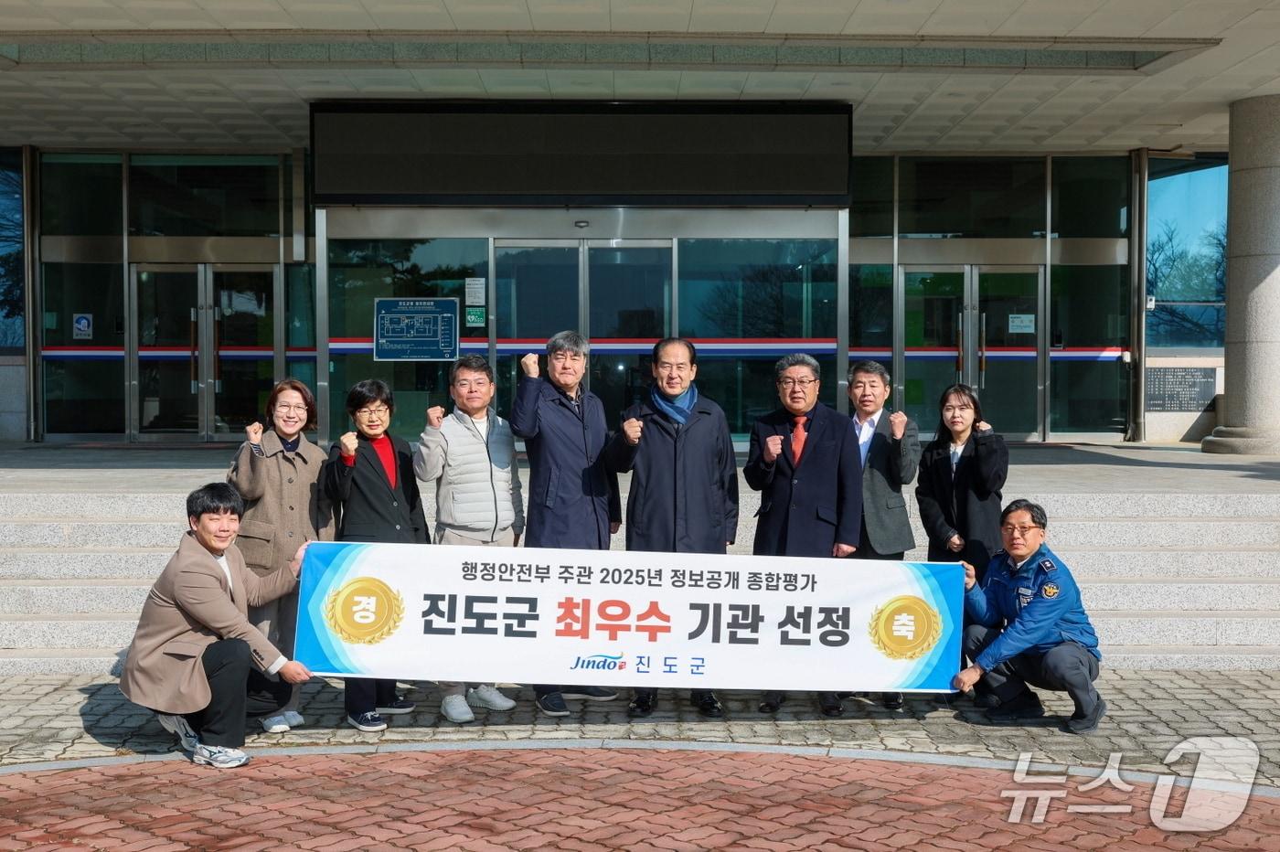 본문 이미지 - 진도군 김희수 군수(오른쪽에서 다섯번째)를 비롯한 관계자들이 기념사진을 찍고 있다.(진도군 제공, 재판매 및 DB 금지)/뉴스1 