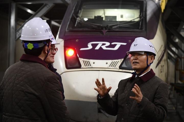 본문 이미지 - 정왕국 SR 대표이사(오른쪽)가 13일 안전점검을 진행하고 있다.(SR 제공)news1ⓒ news1