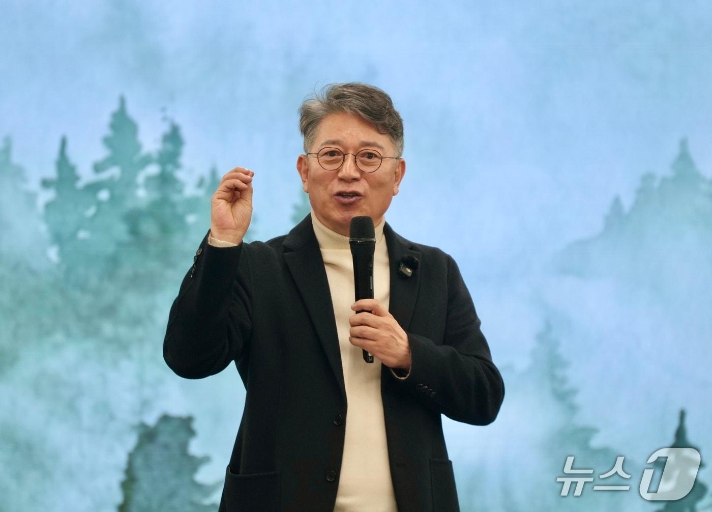 본문 이미지 - 곽재선 KG그룹 회장이 13일 KG모빌리티(KGM) 평택 본사 디자인센터에서 열린 북콘서트에서 마이크를 잡고 임직원들과 소통하고 있다(KGM 제공). 2026.02.13.