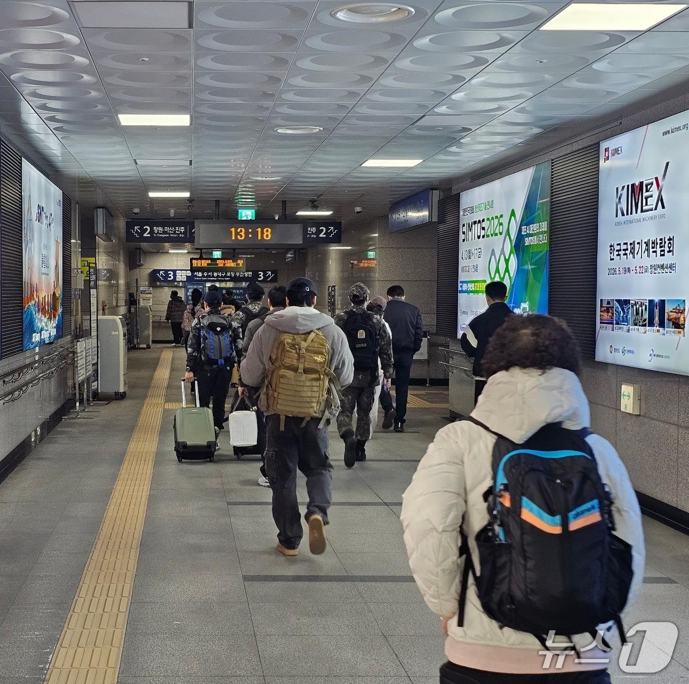 본문 이미지 - 설 연휴를 하루 앞둔 13일 창원중앙역에서 귀성에 나선 시민들이 역 플랫폼으로 이동하고 있다. 2026.2.13 ⓒ 뉴스1 박민석 기자