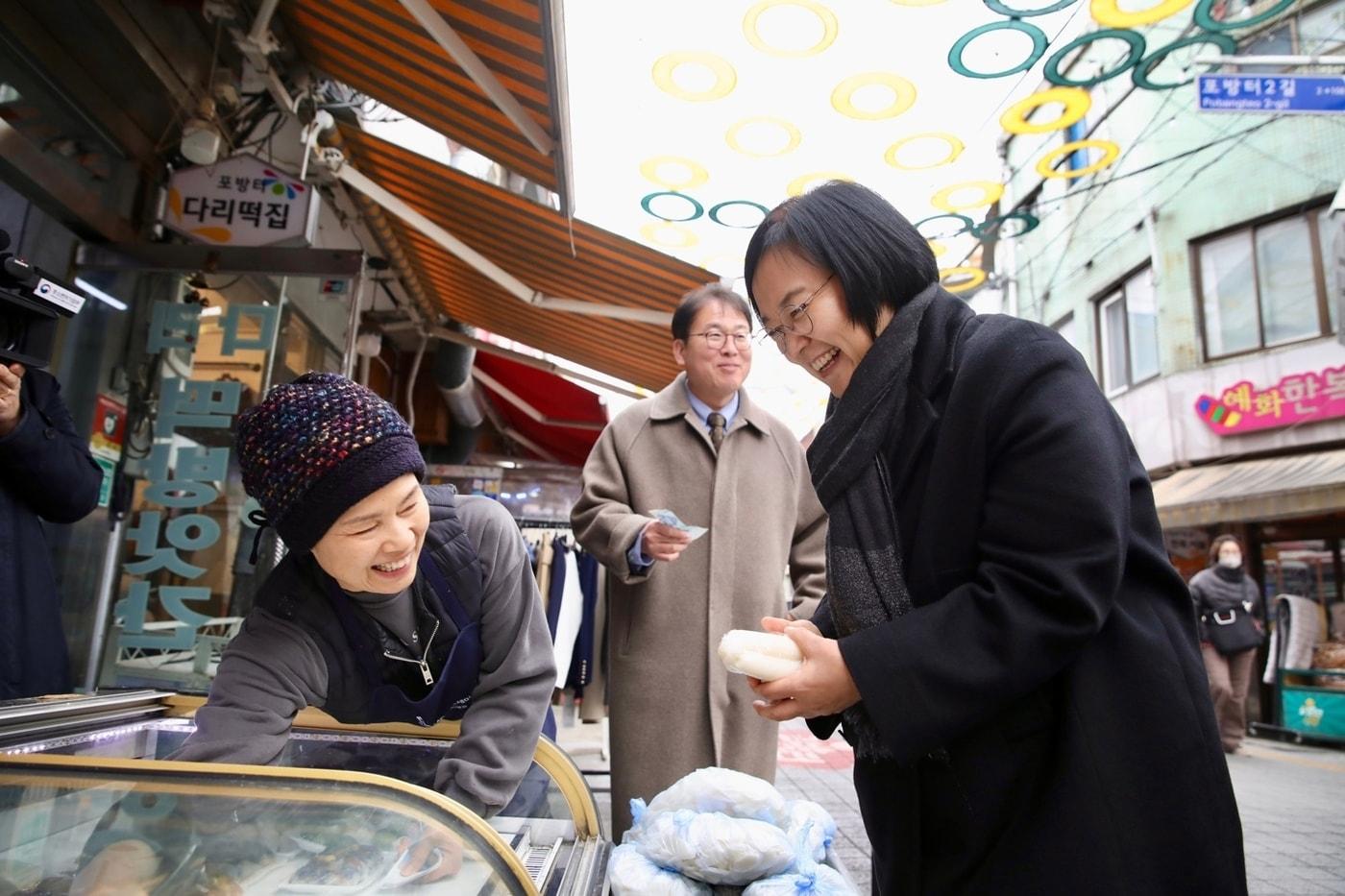 본문 이미지 - 한성숙 중소벤처기업부 장관이 13일 서울 서대문구 포방터시장을 방문해 장을 보며 상인과 대화하고 있다. (중기부 제공)