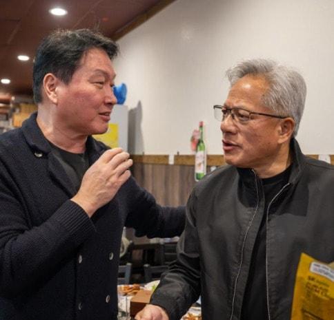 본문 이미지 - 최태원 SK그룹 회장(왼쪽)과 젠슨 황 엔베디아 CEO.(SK하이닉스제공)