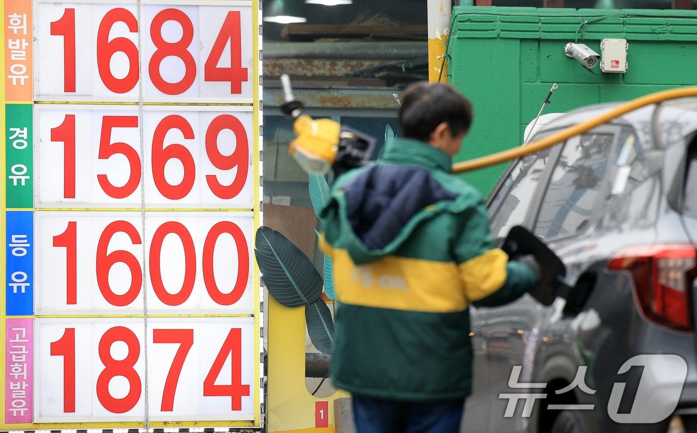 본문 이미지 - 정부가 이달 말 종료 예정인 '유류세 한시적 인하 조치'를 2개월 더 연장하기로 했다. 현재 유류세 인하율은 휘발유 7%, 경유·액화석유가스(LPG)부탄 10%가 적용되고 있으며, 적용 기한은 오는 4월 말까지로 2개월 늘어난다. 사진은 13일 서울시내에 한 주유소의 모습. 2026.2.13 ⓒ 뉴스1 이호윤 기자