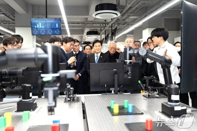 본문 이미지 - 13일 전북대 피지컬 AI 실증랩을 방문한 정동영 국회의원(통일부 장관이) 실증시연을 보고 있다.(전북대 제공, 재판매 및 DB 금지)/뉴스1