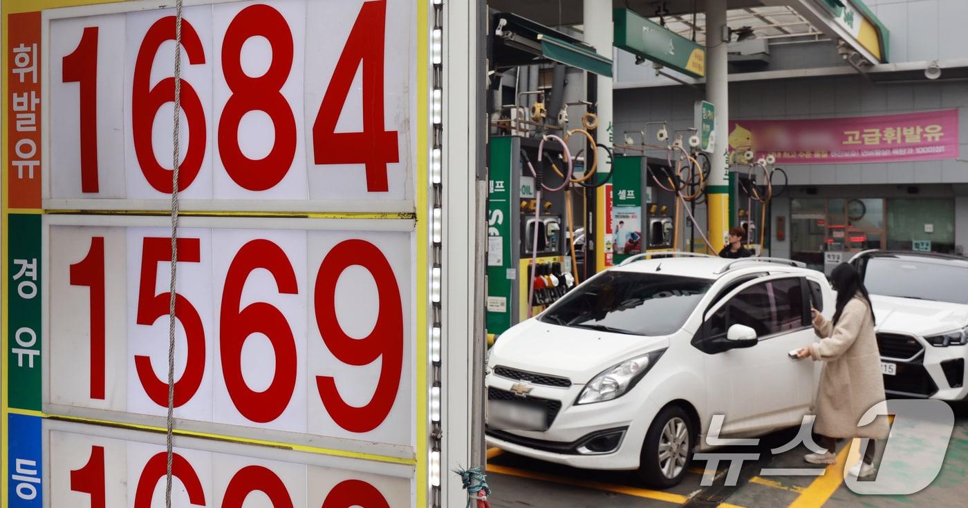 본문 이미지 - 서울시내에 한 주유소의 모습. 2026.2.13 ⓒ 뉴스1 이호윤 기자