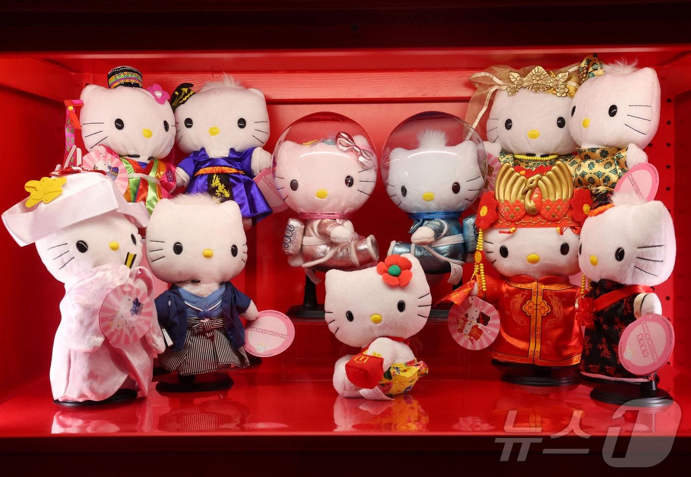 본문 이미지 - 2024년 2월 5일(현지시간) 영국 런던 서머셋 하우스에 헬로 키티 인형이 전시돼 있다. 산리오는 13일 헬로 키티 담당 디자이너가 3대 야마구치 유코에서 4대 아야로 교체된다고 밝혔다. 2024.02.05. ⓒ 로이터=뉴스1