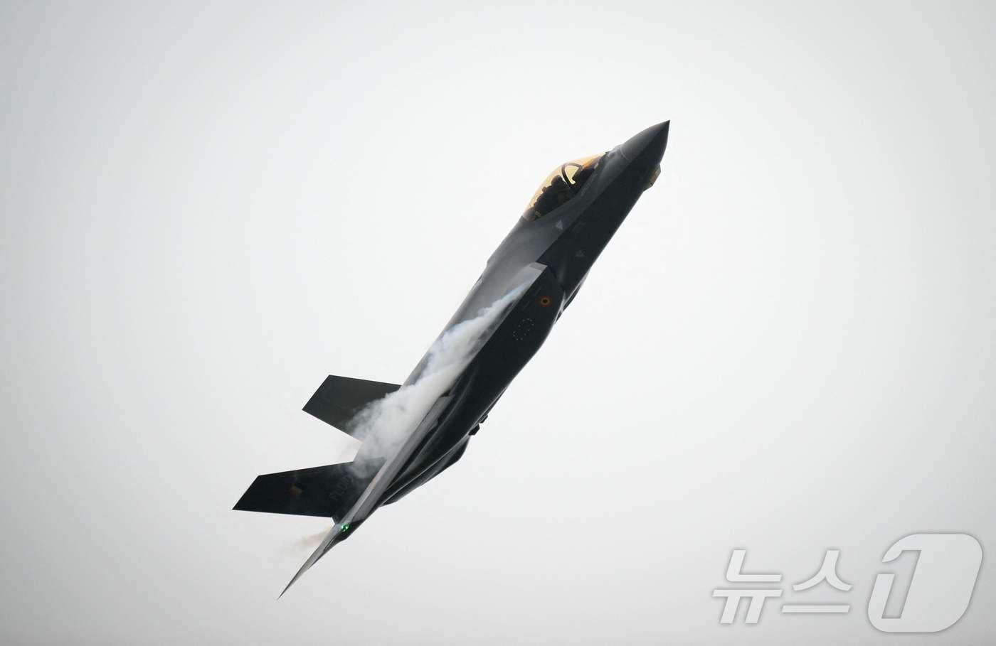 본문 이미지 - 벨기에가 새로 도입한 록히드 마틴 F-35 라이트닝 II 전투기가 2025년 10월 13일 벨기에 남부 플로렌스 공군기지에 착륙하고 있다. 2025.10.13. ⓒ AFP=뉴스1
