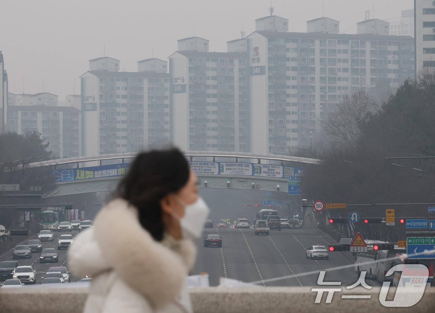 본문 이미지 - 경기도 전역에 올해 첫 고농도 미세먼지 비상저감조치가 내려진 13일 경기 수원시 영통구 일대가 안개와 미세먼지로 인해 뿌연 모습을 보이고 있다. 2026.2.13 ⓒ 뉴스1 김영운 기자