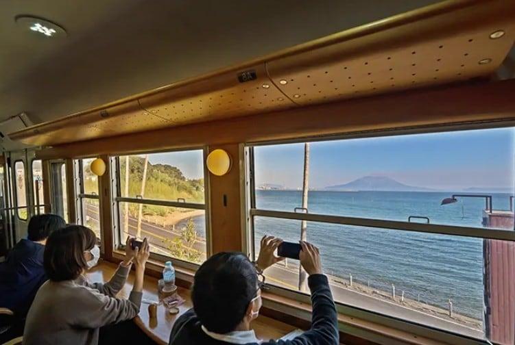 화산이 깊은 인상을 남기는 사쿠라지마섬이 열차 안에서 또렷하게 보입니다. 이 화산섬은 가고시마 항구에서 페리를 타고 15분 거리에 있습니다.(일본정부관광국 제공)