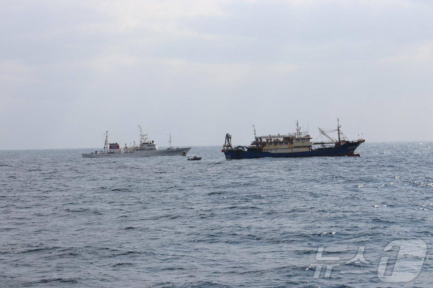 본문 이미지 - 지난 12일 일본 수산청 순찰선 '하쿠오마루'호와 중국 어선 '충둥위 11998호'가 일본 나가사키현 남서부 해역을 항행하고 있다. 이날 일본 수산청 규슈어업조정사무소는 나가사키현 남서쪽 배타적경제수역(EEZ)에서 중국 어선 1척을 나포했다고 밝혔다. 2026.02.12. ⓒ 로이터=뉴스1