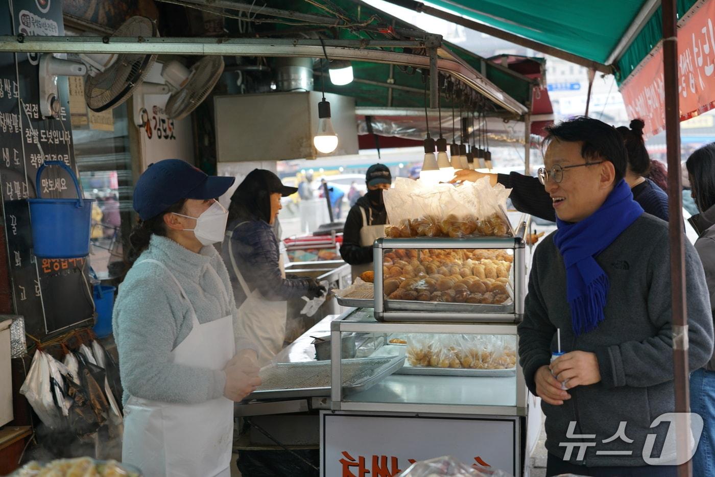 본문 이미지 - 경기도지사 선거에 도전하는 권칠승 의원이 13일 수원 지동시장과 영동시장에서 상인과 시민 목소리를 청취하는 등 민생 현장을 살폈다.(권칠승 의원 제공. 재판매 및 DB금지)/뉴스1