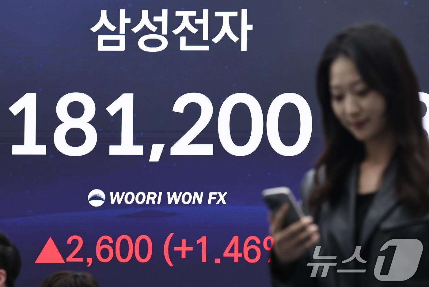 본문 이미지 - 13일 오후 서울 중구 우리은행 본점 딜링룸 전광판에 삼성전자 종가가 18만1200원을 기록하고 있다. 2026.2.13 ⓒ 뉴스1 구윤성 기자