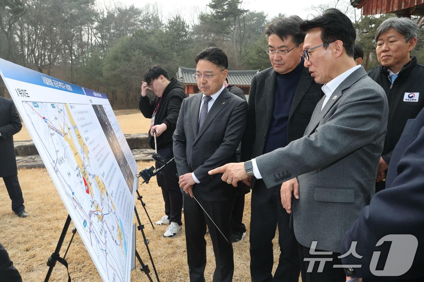 본문 이미지 - 김민석 국무총리가 1·29 도심주택공급방안 현장점검을 위해 13일 오후 서울 노원구 강릉을 찾아 서울태릉 공공주택지구 사업개요에 대한 설명을 들으며 오승록 노원구청장과 대화하고 있다. 2026.2.13 ⓒ 뉴스1 이광호 기자