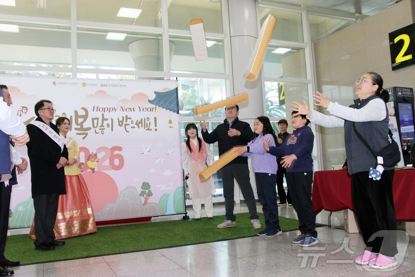 본문 이미지 - 13일 오후 제주국제공항 1층 국내선 도착 대합실에서 설 맞이 윷놀이 이벤트가 진행 중이다. 이날 제주도와 제주관광공사, 제주관광협회는 귀성객 및 관광객 환영행사도 진행했다. 2026.2.13 ⓒ 뉴스1 홍수영 기자