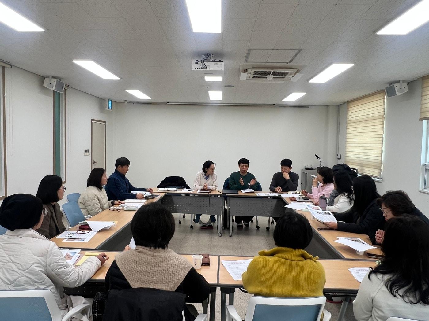 본문 이미지 - 태안국제원예치유박람회 조직위원회와 충남치유농업협의회가 업무협약 전 논의 모습.(태안박람회 조직위 제공. 재판매 및 DB금지)/뉴스1 