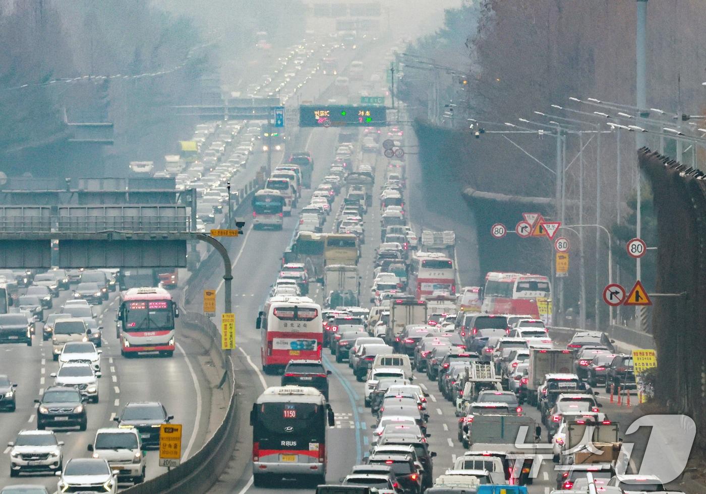 본문 이미지 - 설 연휴를 하루 앞둔 13일 서울 서초구 잠원IC 인근 경부고속도로 하행선이 정체를 빚고 있다. 한국도로공사에 따르면 이날 전국에서 554만 대가 고속도로를 이용하며 수도권에서 지방으로 47만 대, 지방에서 수도권으로 44만 대가 이동할 것이라 밝혔다. 2026.2.13 ⓒ 뉴스1 이호윤 기자