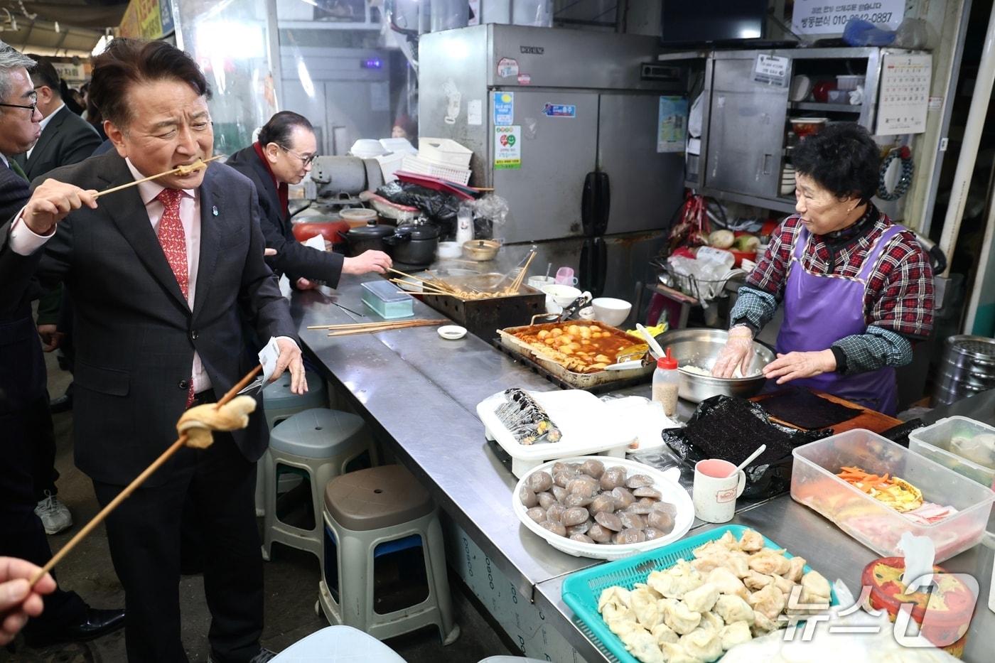 본문 이미지 -  김영환 충북지사 충주 전통시장 방문 모습.(충북도 제공. 재판매 및 DB금지)/뉴스1