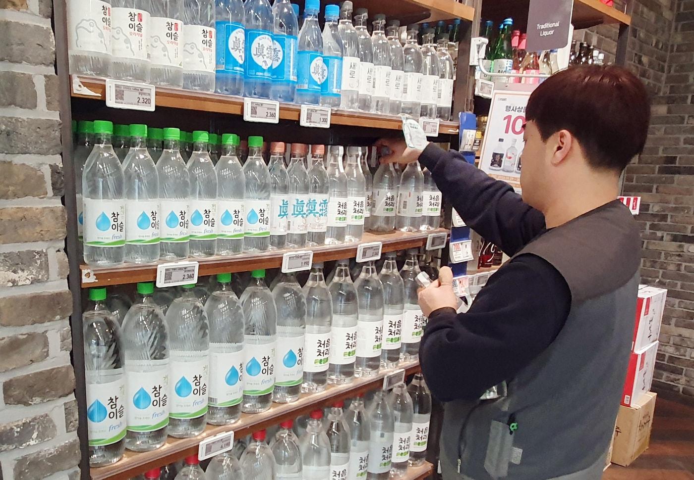 본문 이미지 - 이마트 청계천점에서 직원이 페트 소주를 진열하고 있다. (이마트 제공).