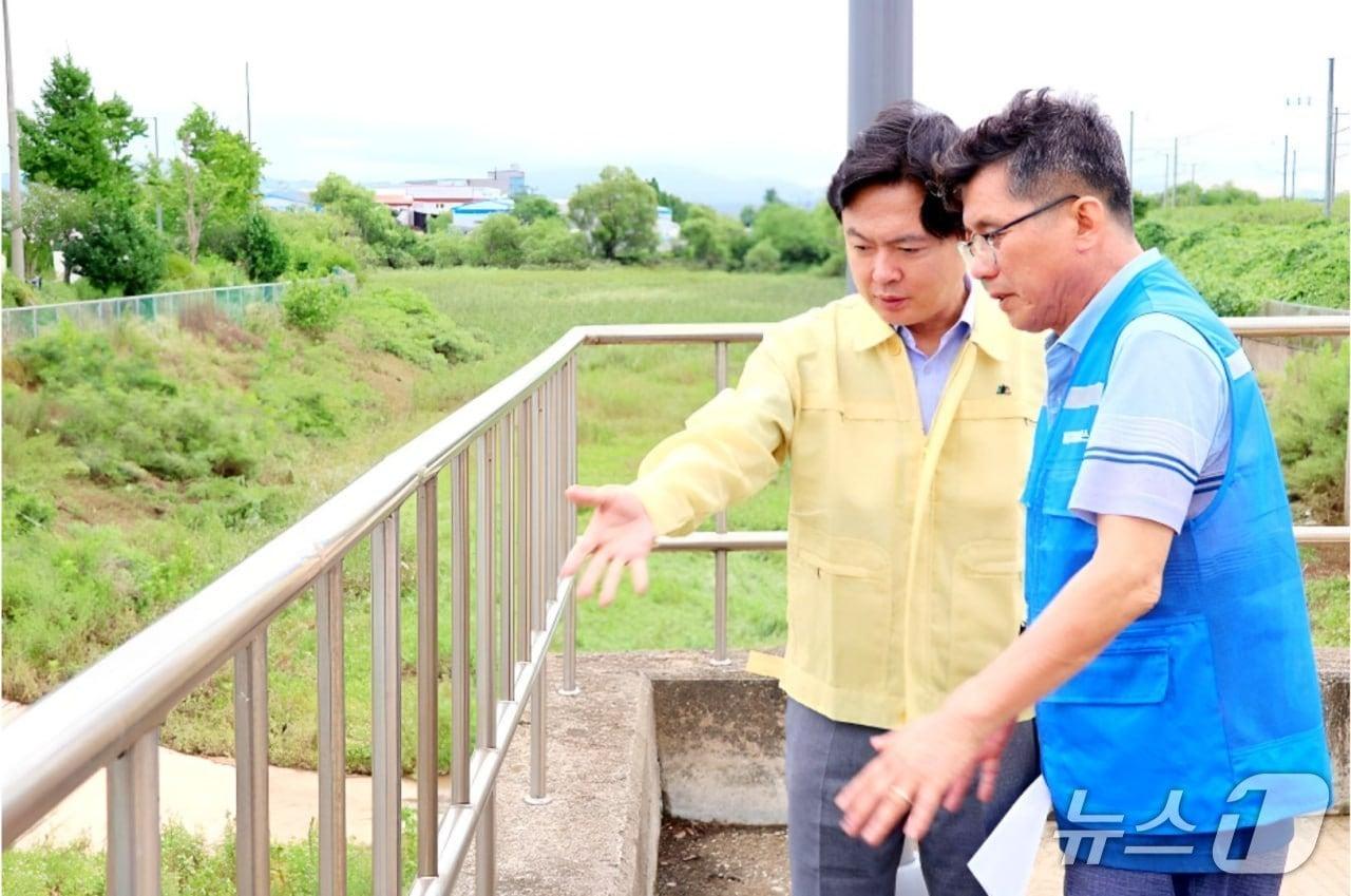 본문 이미지 -  김현정 국회의원이 평택시 신평동 침수 피해 우려 지역을 방문해 관계자와 함께 배수로 현황을 점검하고 있다.(김현정 의원실 제공)