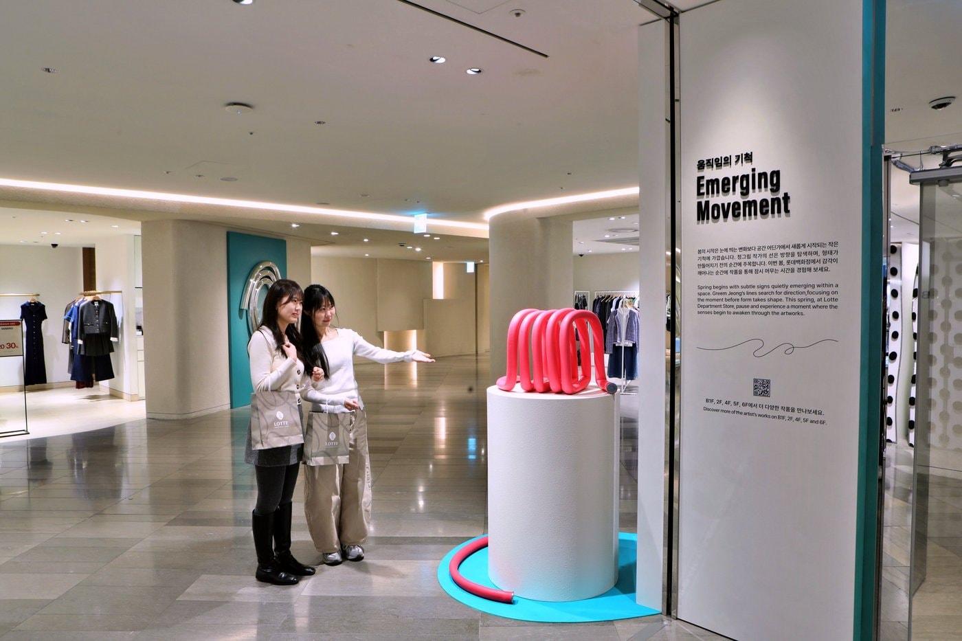 본문 이미지 - 서울시 소공동에 위치한 롯데백화점 본점에 선보인 첫 '아트 VM 프로젝트' 작품을 바라보는 고객의 모습.(롯데백화점 제공)